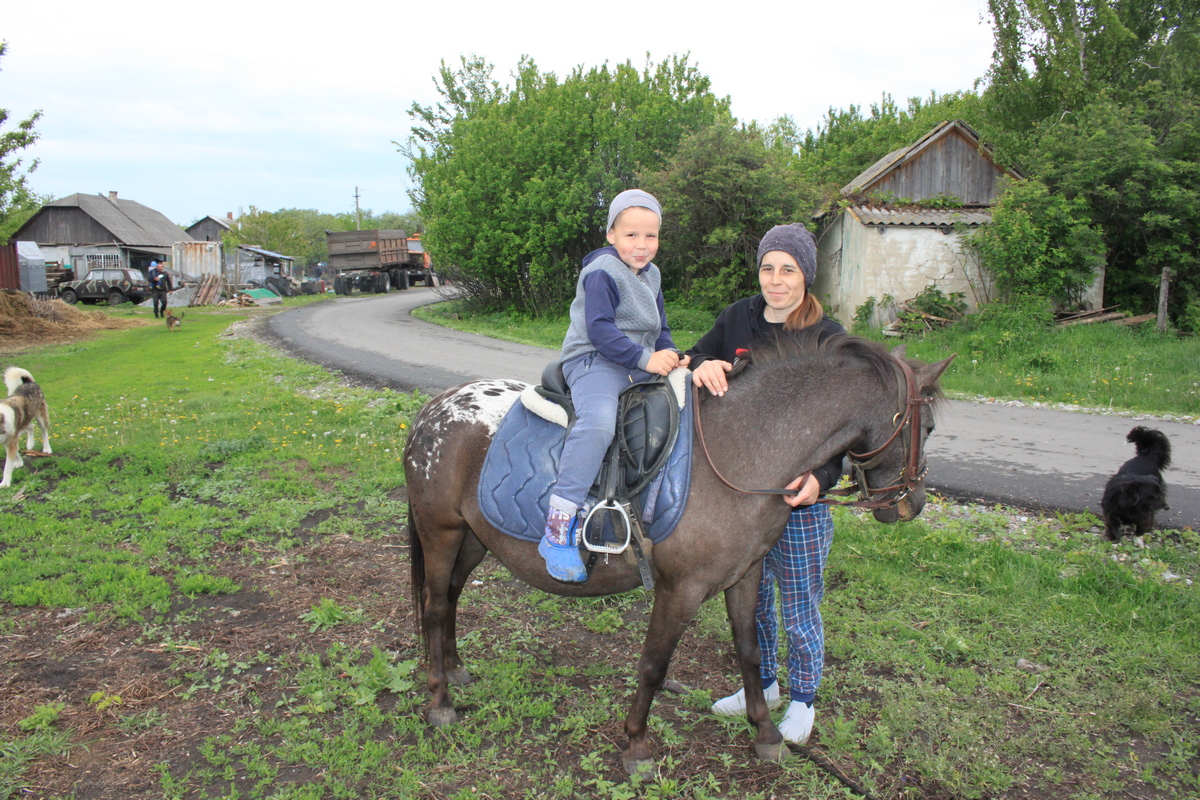  Пятилетний Никита уже вовсю катается на Зефирке – лошадке уэльской породы
