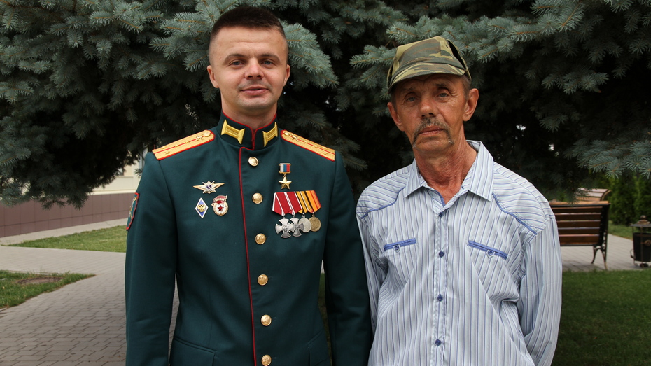 Роман Апалков с отцом Михаилом. Фото Геннадия Дулова
