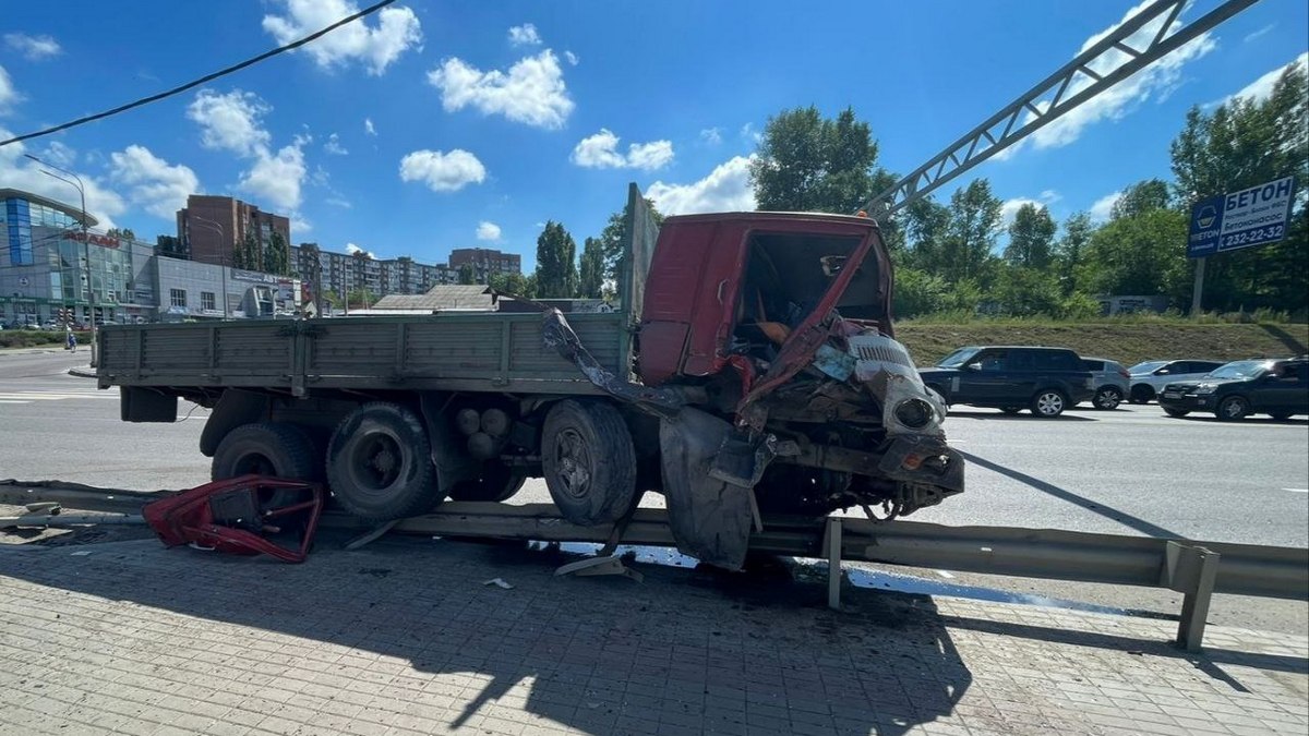 КамАЗ смяло в ДТП на улице Антонова-Овсеенко в Воронеже