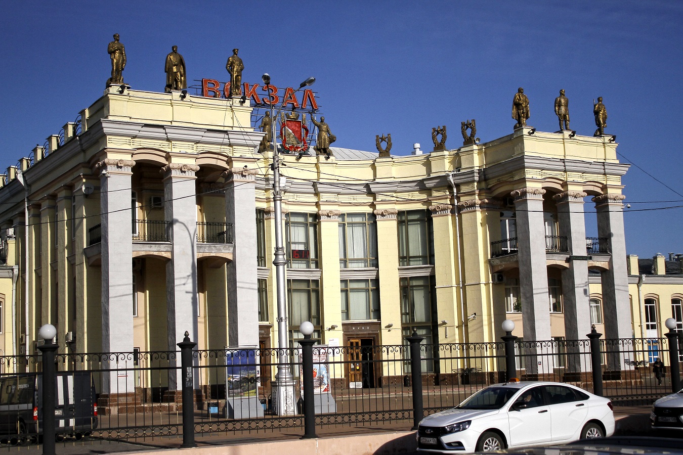 В Воронеже временно закрыли движение на привокзальной площади