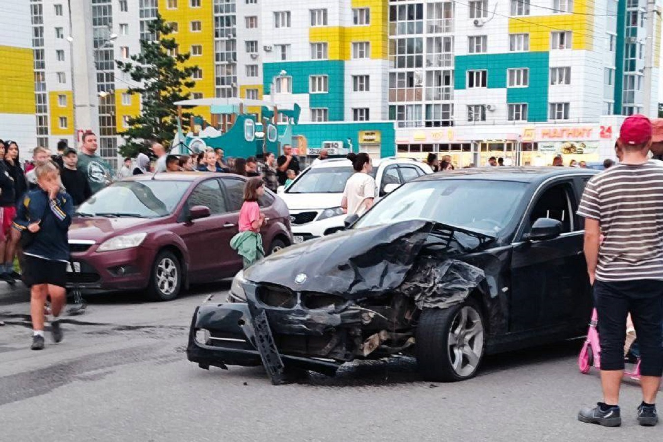 BMW протаранил несколько машин в воронежском ЖК: видео