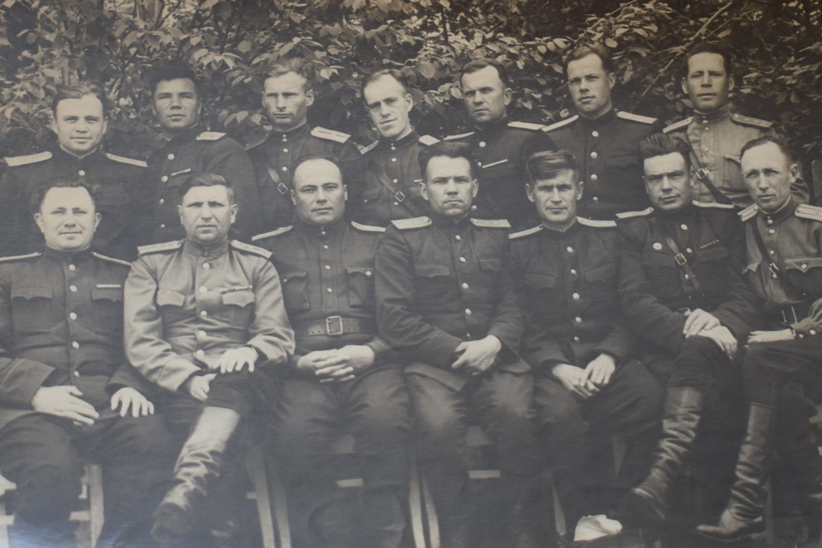 Иван Гейко (крайний слева в верхнем ряду) с сослуживцами