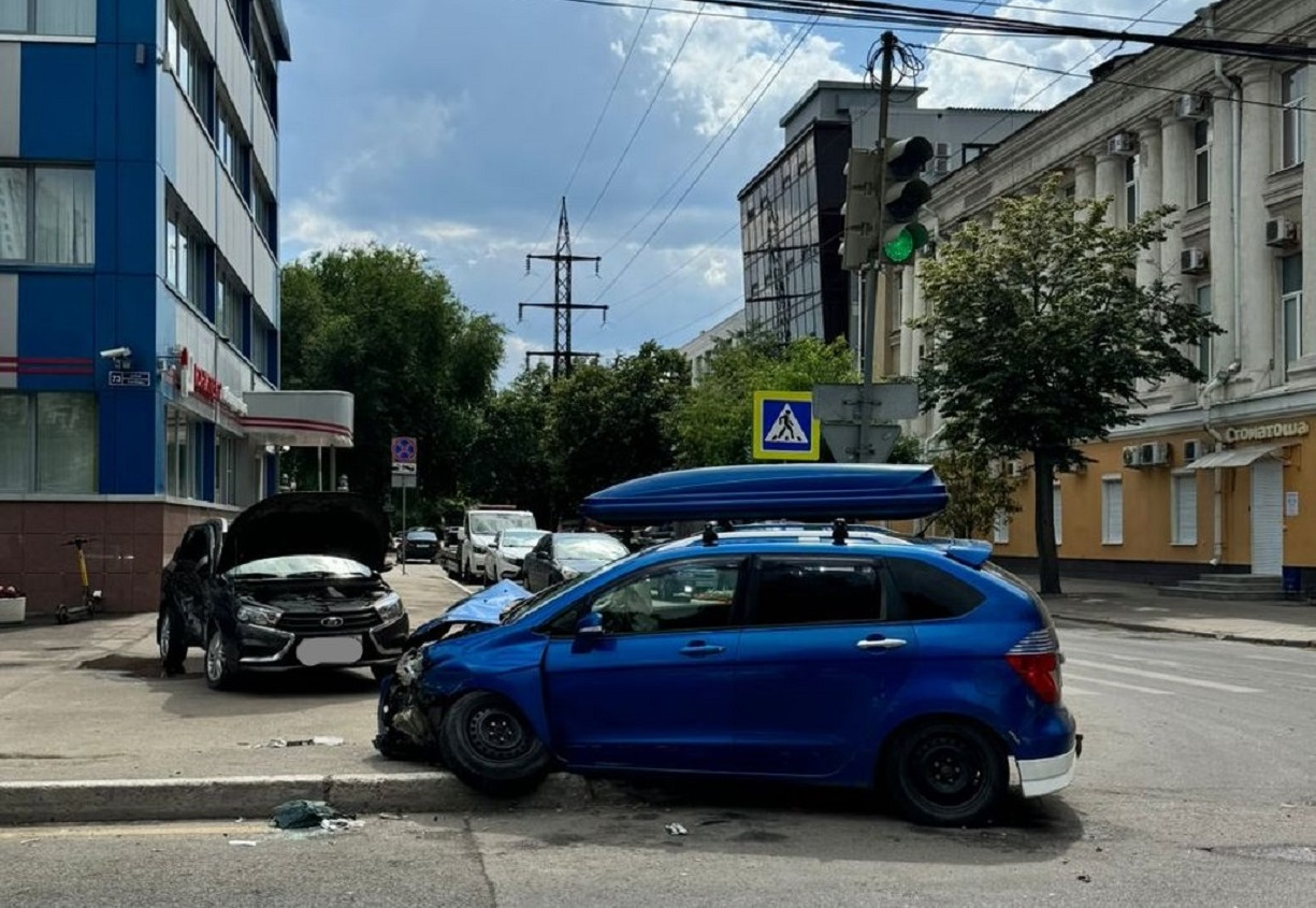 В Воронеже 2 человека пострадали при столкновении Honda и «Лады Весты»