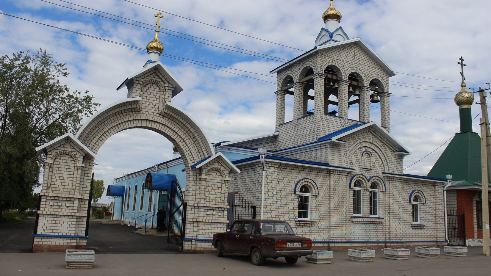 Свято место. В воронежском райцентре из трех храмов остался один,  расположенный в здании бывшего магазина