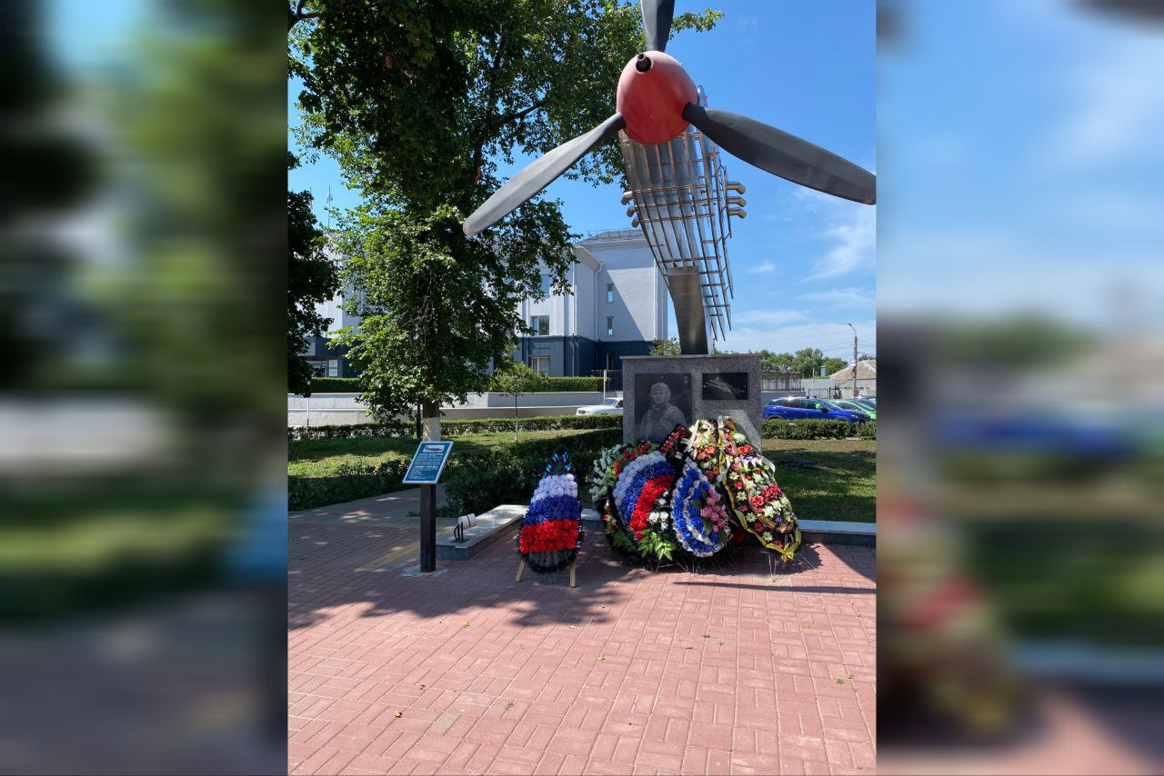Мемориал «Крылья Победы» на могиле летчика Александра Авдеева, погибшего над Новой Усманью в 1942 году. Памятник установили в 2023 году