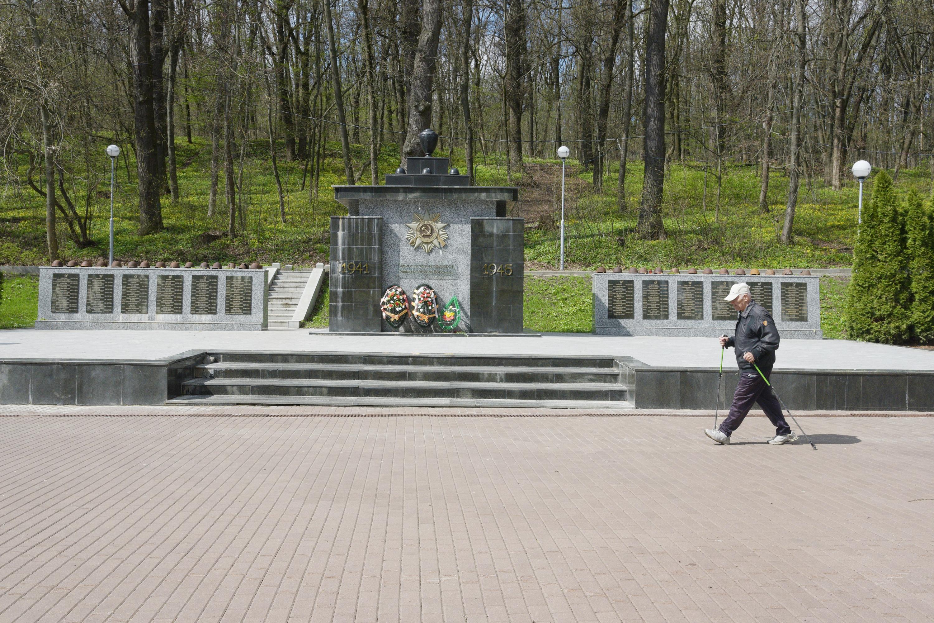 Памятник в центральном парке