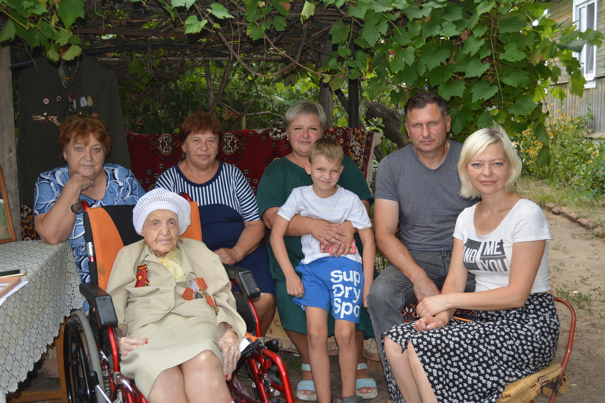 Александра Снеговская с дочерьми Верой и Ольгой, внучкой Людмилой, правнуком Костей, внучкой Натальей и ее мужем Сергеем