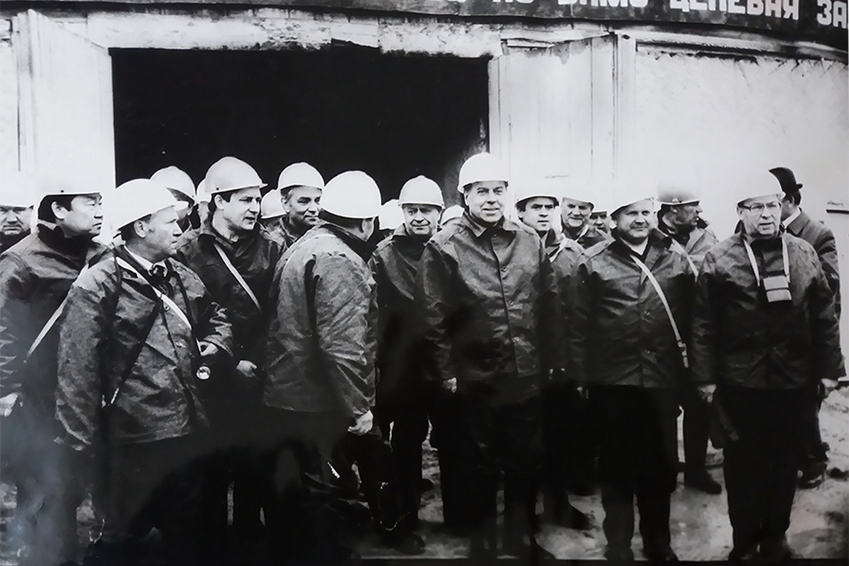 Начальник тоннельного отряда №18 Иван Авдеев (крайний слева в первом ряду) лично встречался с Гейдаром Алиевым (в первом ряду в центре)