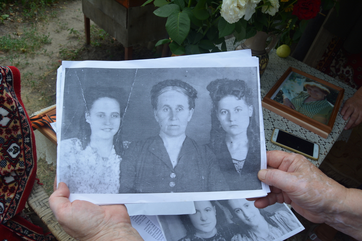 Александра (слева) с матерью Екатериной Андреевной и сестрой Ниной