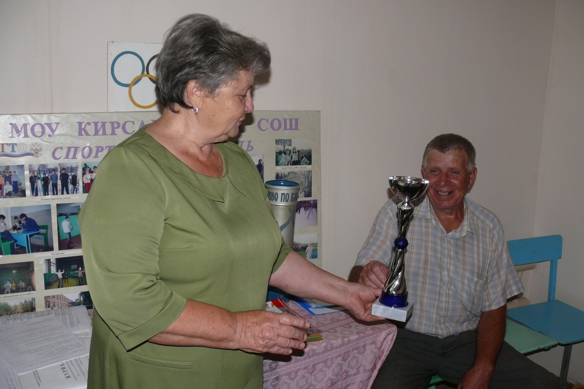 Супруги Агафоновы со спортивными наградами кирсановских школьников, 2018 год