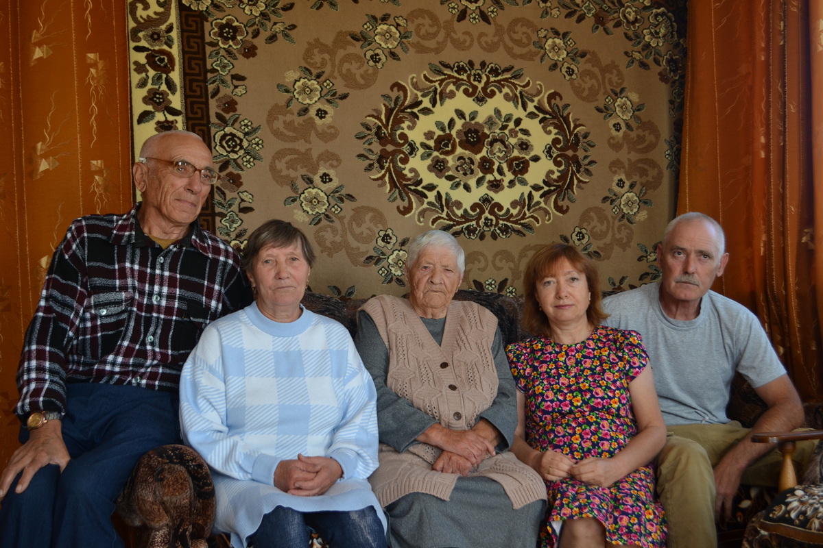 Прасковья Максимовна со своей семьей. Слева на право: зять Виктор, дочь Людмила, Прасковья Максимовна, внучка Неля, муж внучки Александр