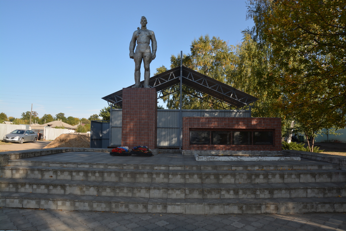 Памятник погибшим воинам в поселке Начало