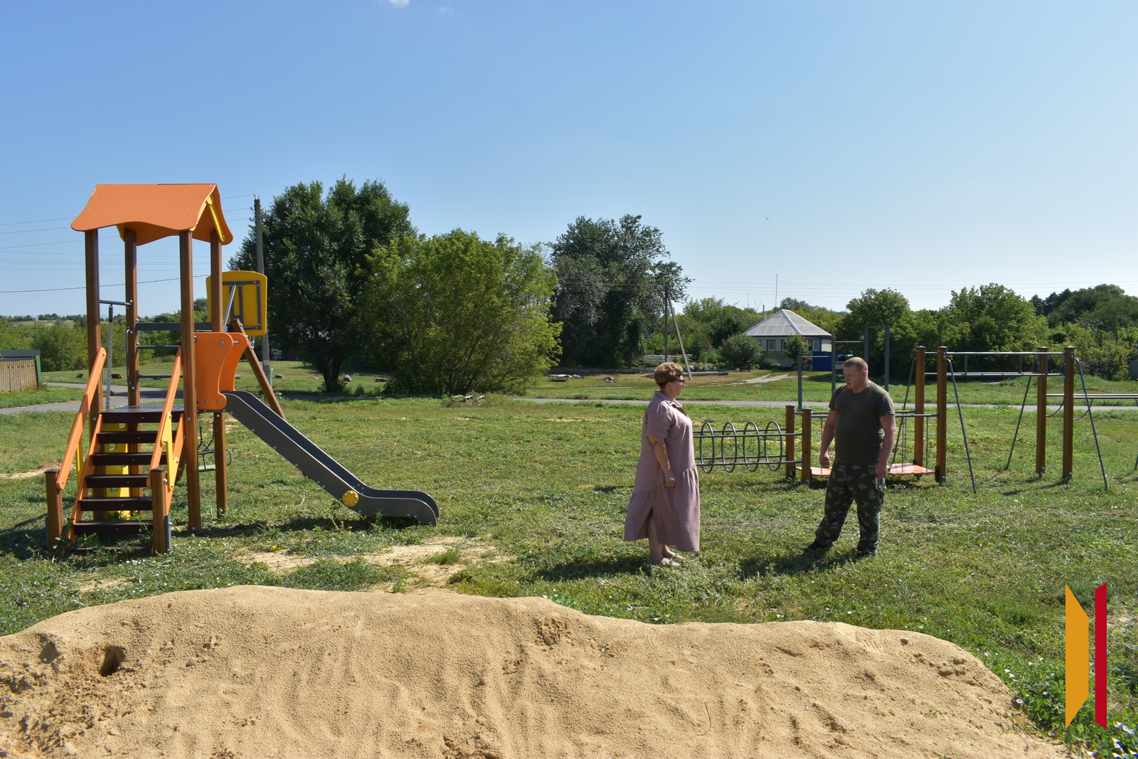 Глава Караяшниковского сельского поселения Светлана Гончарова и председатель ТОС «Вместе мы сила» Николай Павленко обсудили дальнейшее благоустройство площадки на улице Почтовой. Туда уже завезли песок.