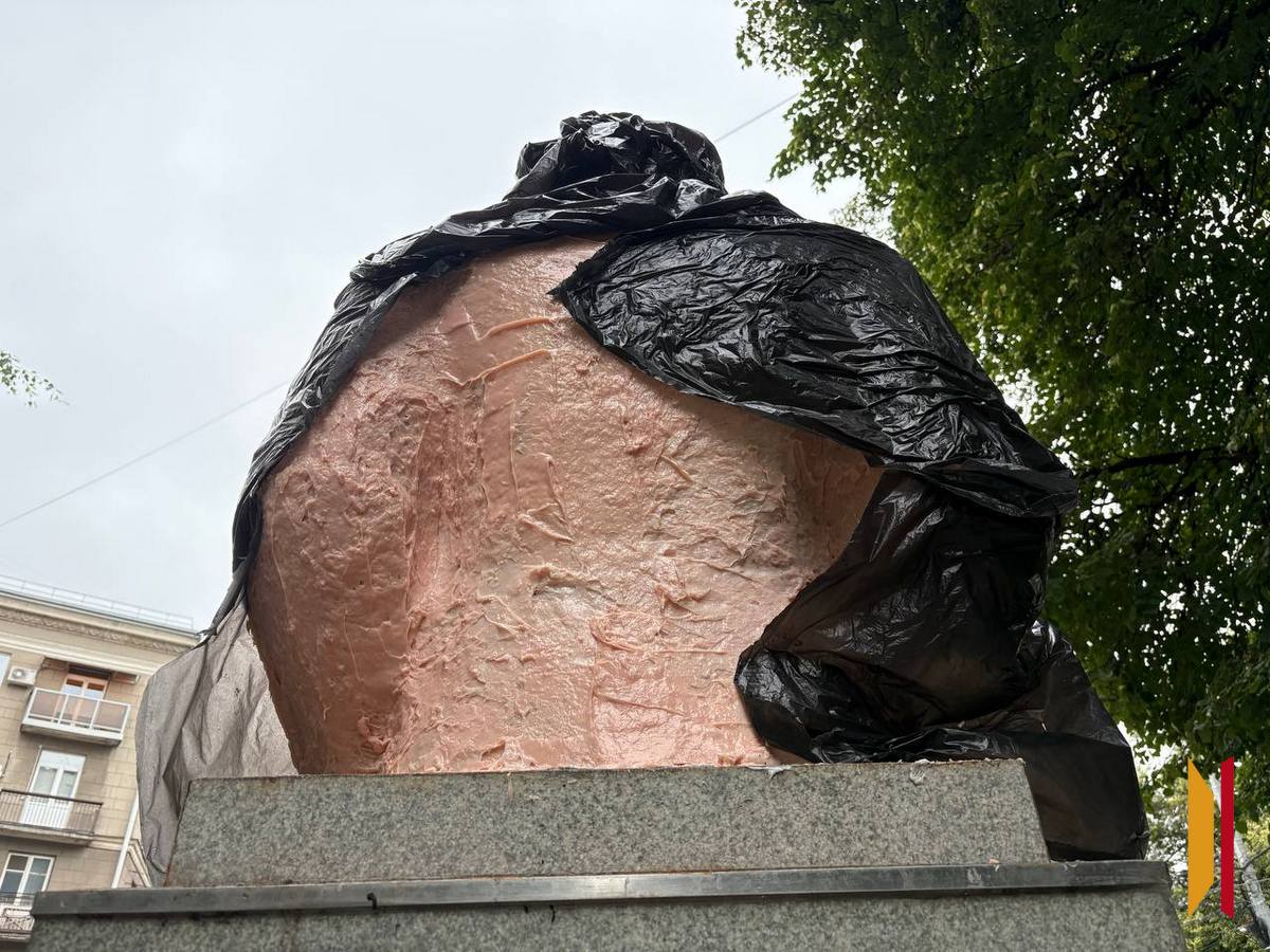 памятник сейчас покрыт силиконом