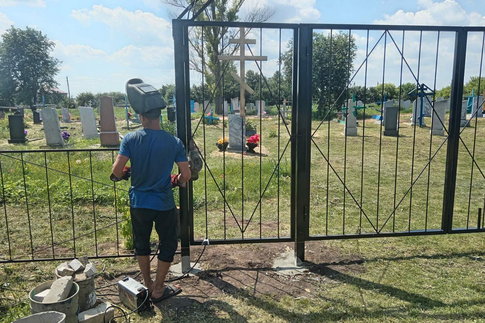  В 2024 году участники ТОС «Крюков» привели в порядок местное кладбище, фото - из архива ТОС