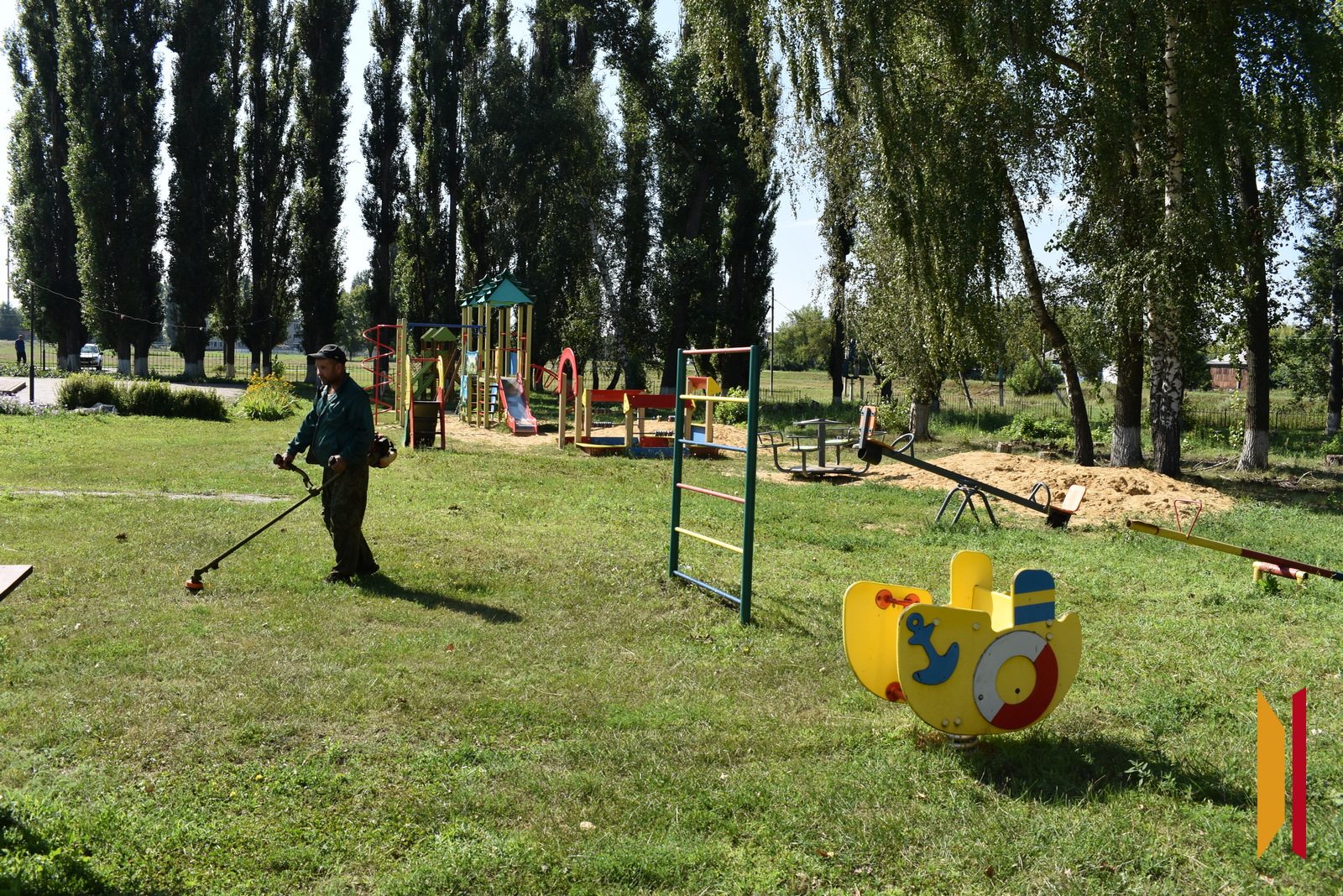 Тосовцы и их помощники поддерживают порядок на детской площадке возле Караяшниковского сельского Дома культуры