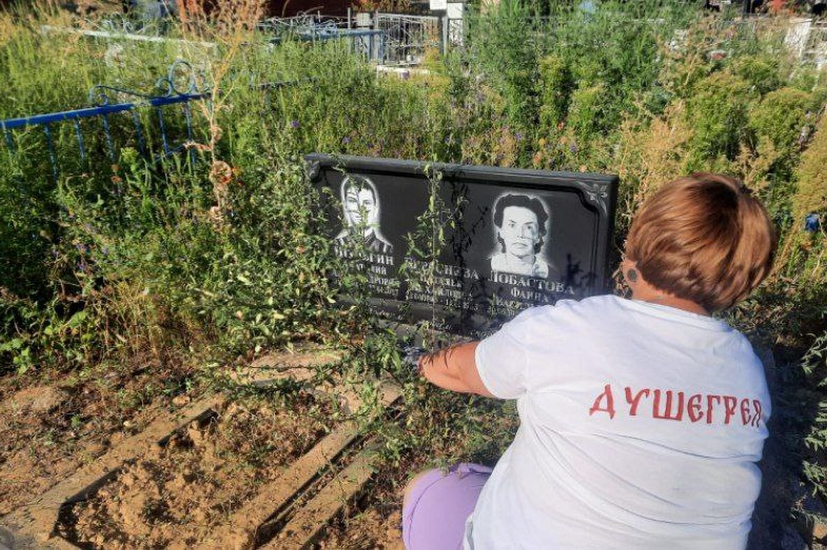 Мастерицы «Художественной мастерской «Душегрея» привели в порядок захоронение родоначальницы «Богучарской хохломы»