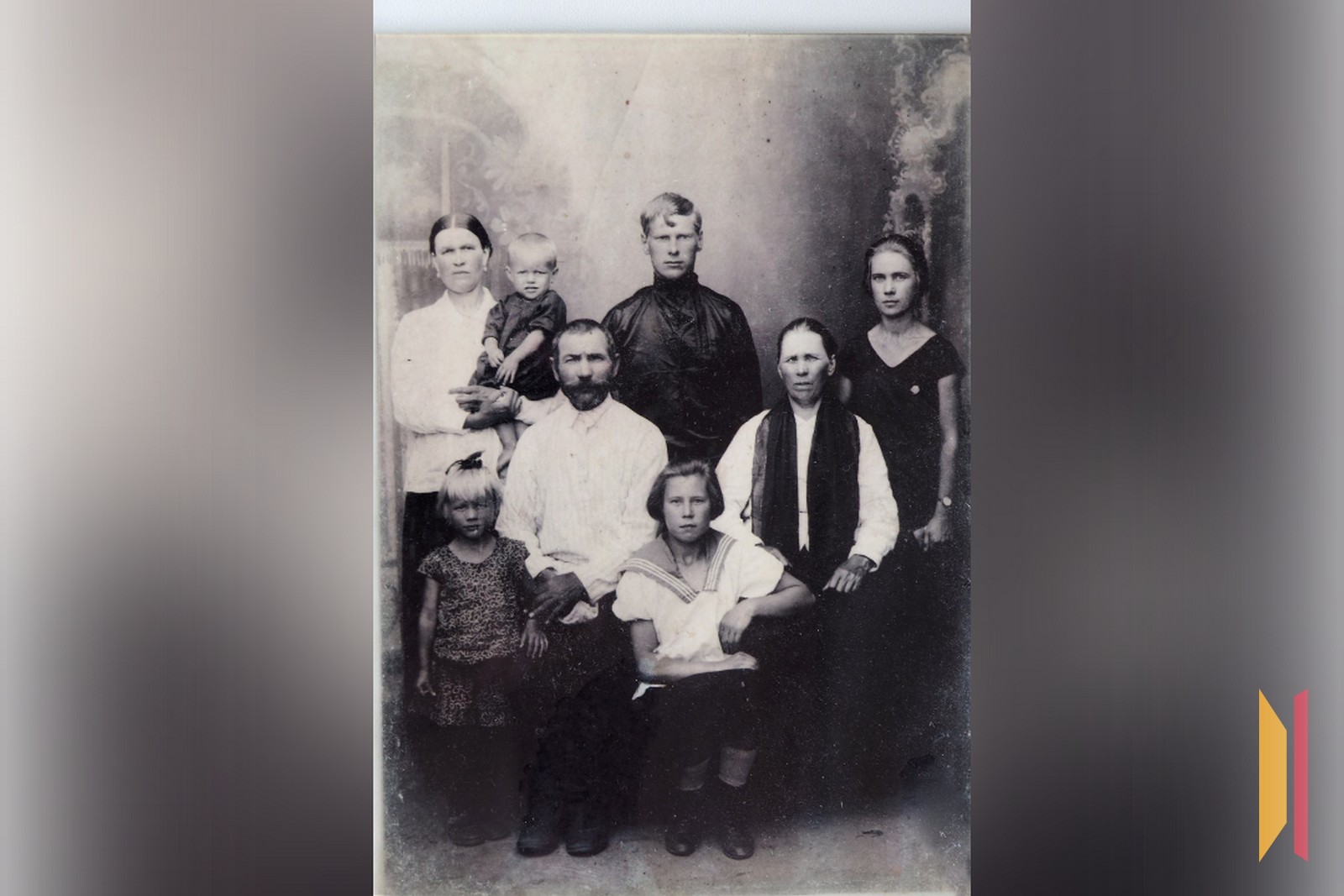 На этом фото героине публикации 4 года - Александра стоит в левом углу, рядом сидят ее дедушка и бабушка, мама держит на руках ее младшую сестру, рядом с ними стоит отец Сергей Петрович На этом фото героине публикации 4 года - Александра стоит в левом углу, рядом сидят ее дедушка и бабушка, мама держит на руках ее младшую сестру, рядом с ними стоит отец Сергей Петрович