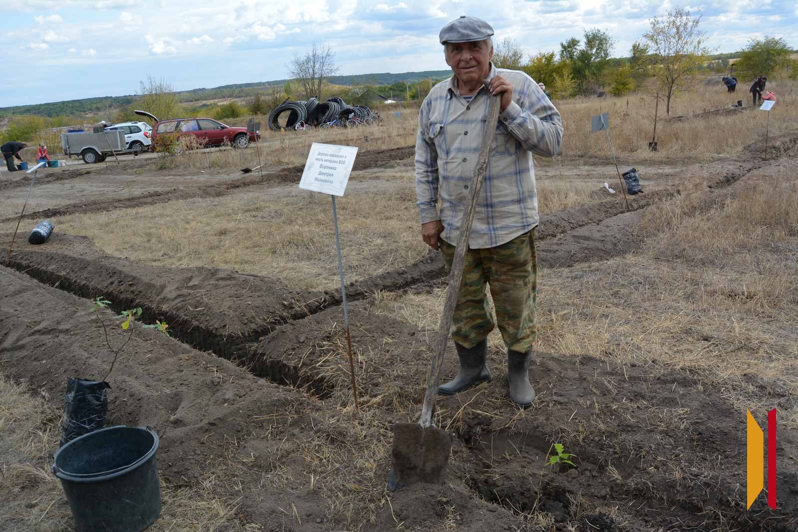 Местный житель Петр Дмитриевич Воронин посадил дерево в честь отца Дмитрия Ивановича