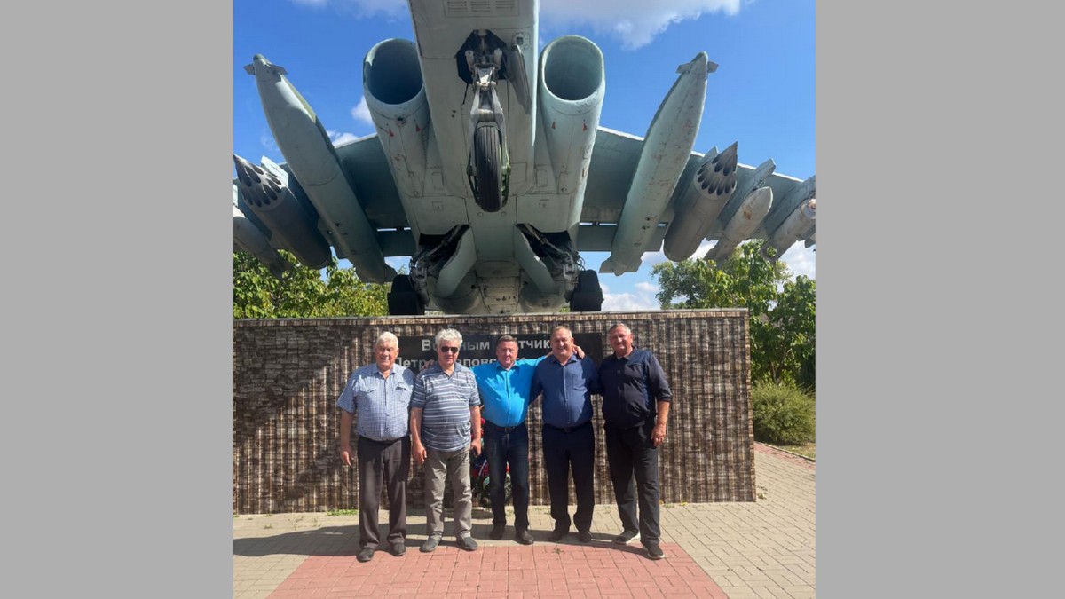  Бондарев второй слева. Фото предоставлено Владимиром Лаптиевым.