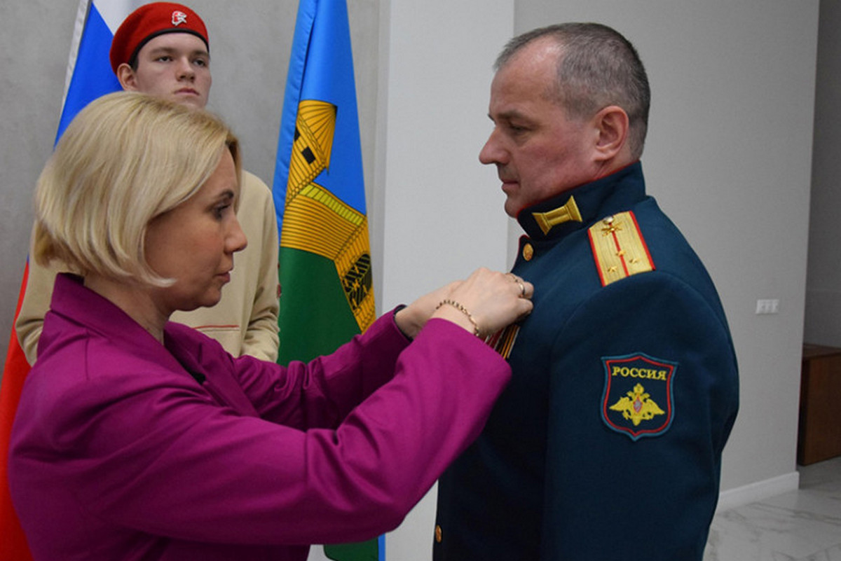 Орден Мужества участнику специальной военной операции Алексею Никулину вручила на тот момент и. о. главы Новоусманского района Елена Дерганова