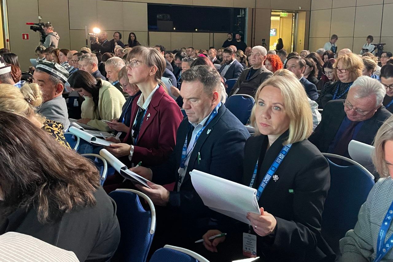 Елена Дерганова и Сергей Афанасьев приняли участие в этнографическом диктанте. Фото - министерство внутренней политики Воронежской области