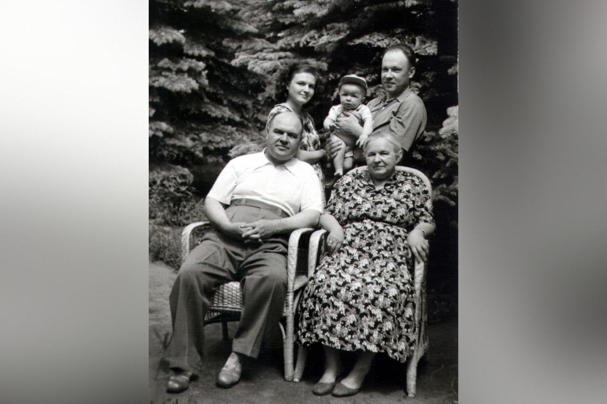 Семья Переверткиных-Королевых: Семен Никифорович и Анастасия Терентьевна, мама Виктора Нина Семеновна, маленький Витя, его папа Юрий Иванович. Фото 1955 г.