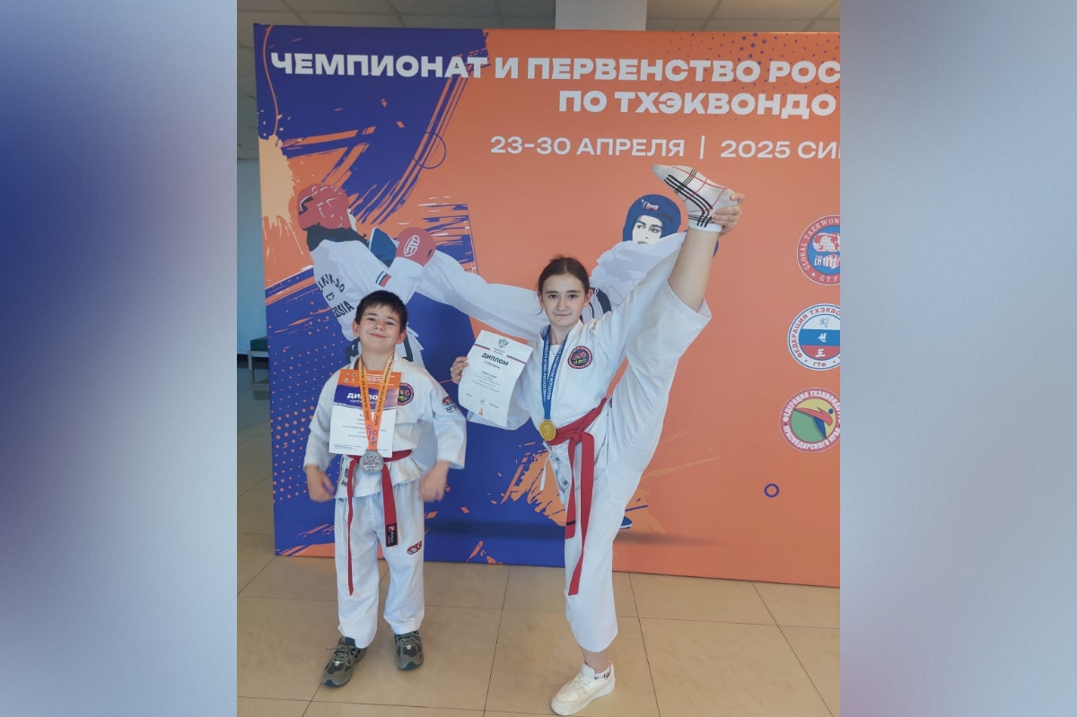 Амина Алиева и ее младший брат Ахмед Амина Алиева и ее младший брат Ахмед