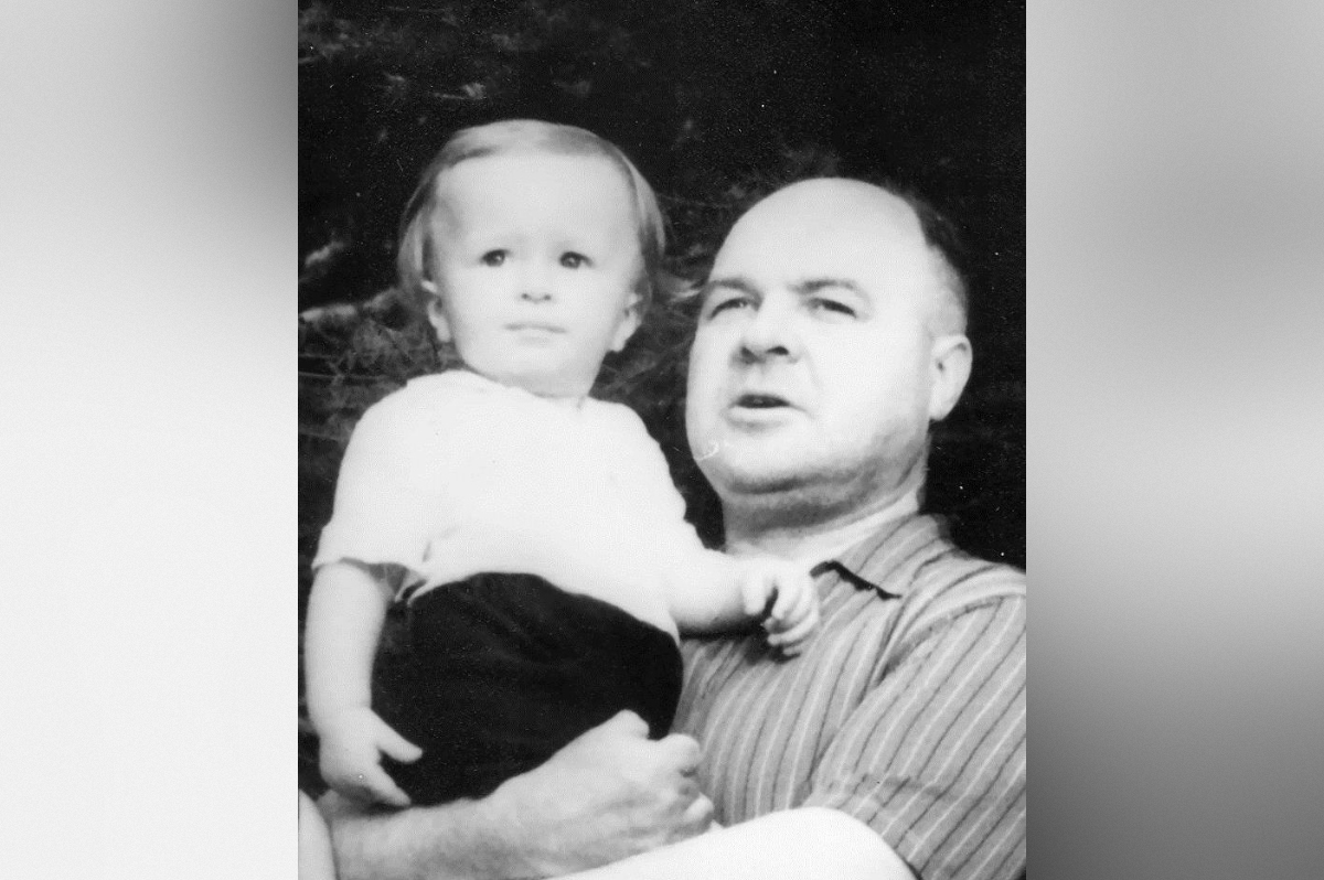 Витя на руках у деда