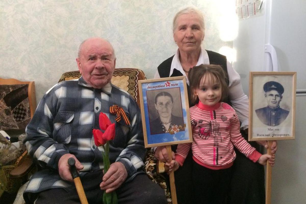 Валентина, ее супруг Николай Кулик, их правнучка Соня Малахова. 16 ноября 2021 года Николая Ивановича не стало