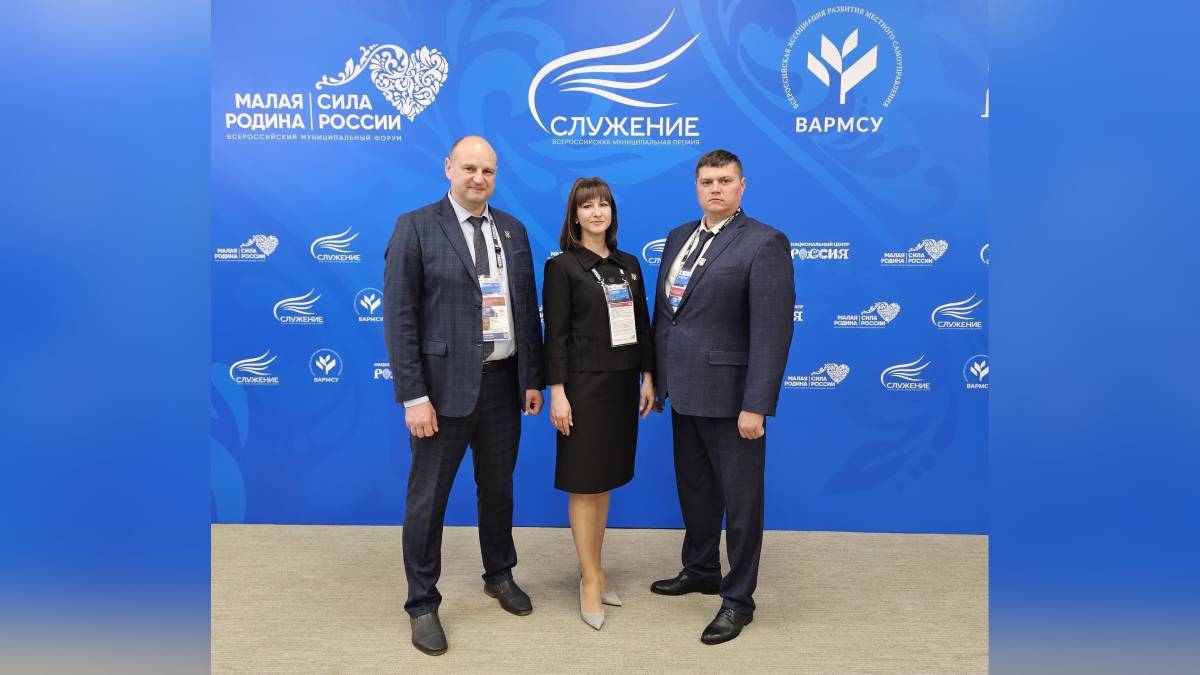 Фото предоставлено администрацией городского поселения – город Калач, на фото – Инна Крамарева с мэром Калача Дмитрием Дудецким (слева) и директором городского коммунального предприятия Алексеем Лисовым (справа)