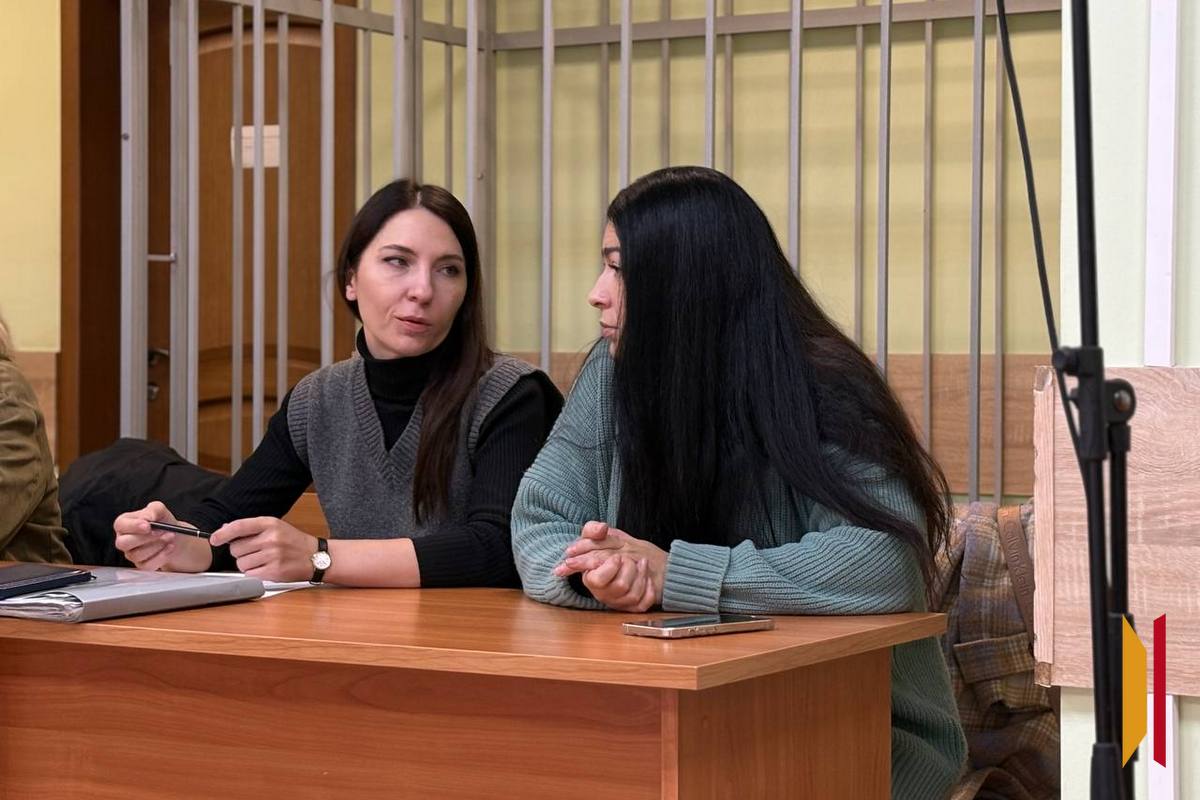 Элина Лубянская (на фото справа)