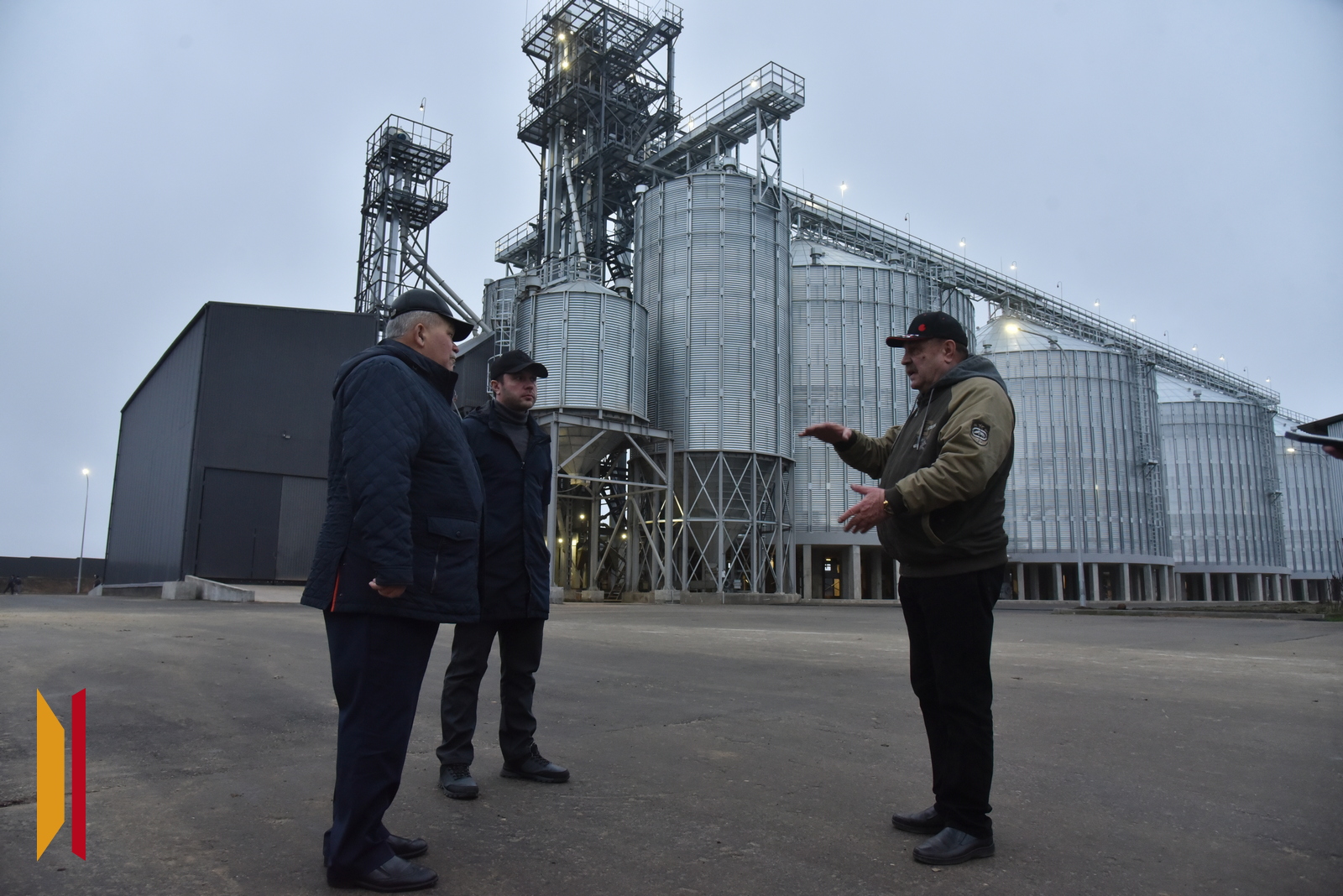 Разговор о планах с директором хозяйства «Нива» Сергеем Лесниковым (справа)