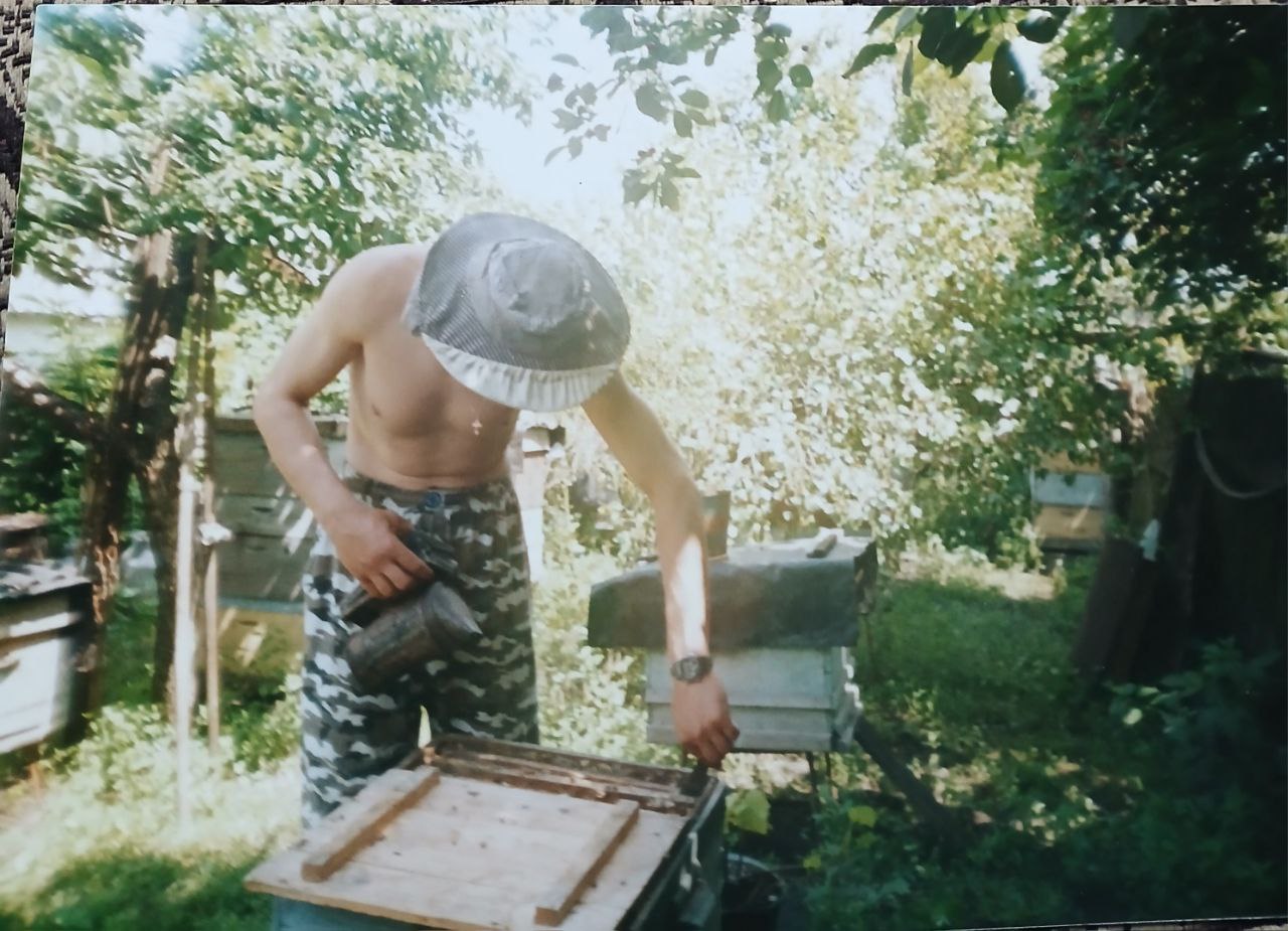 Олег в юности помогал отцу на пасеке