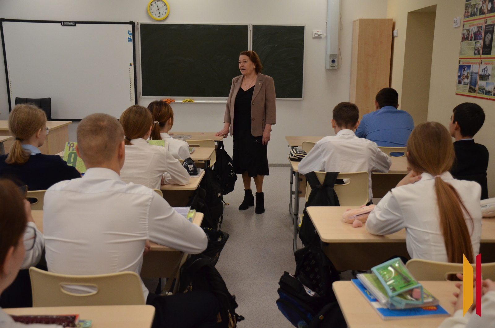 Валентина Колпоносова проводит профориентационную беседу с учениками 9-го класса Верхнемамонского лицея Валентина Колпоносова проводит профориентационную беседу с учениками 9-го класса Верхнемамонского лицея