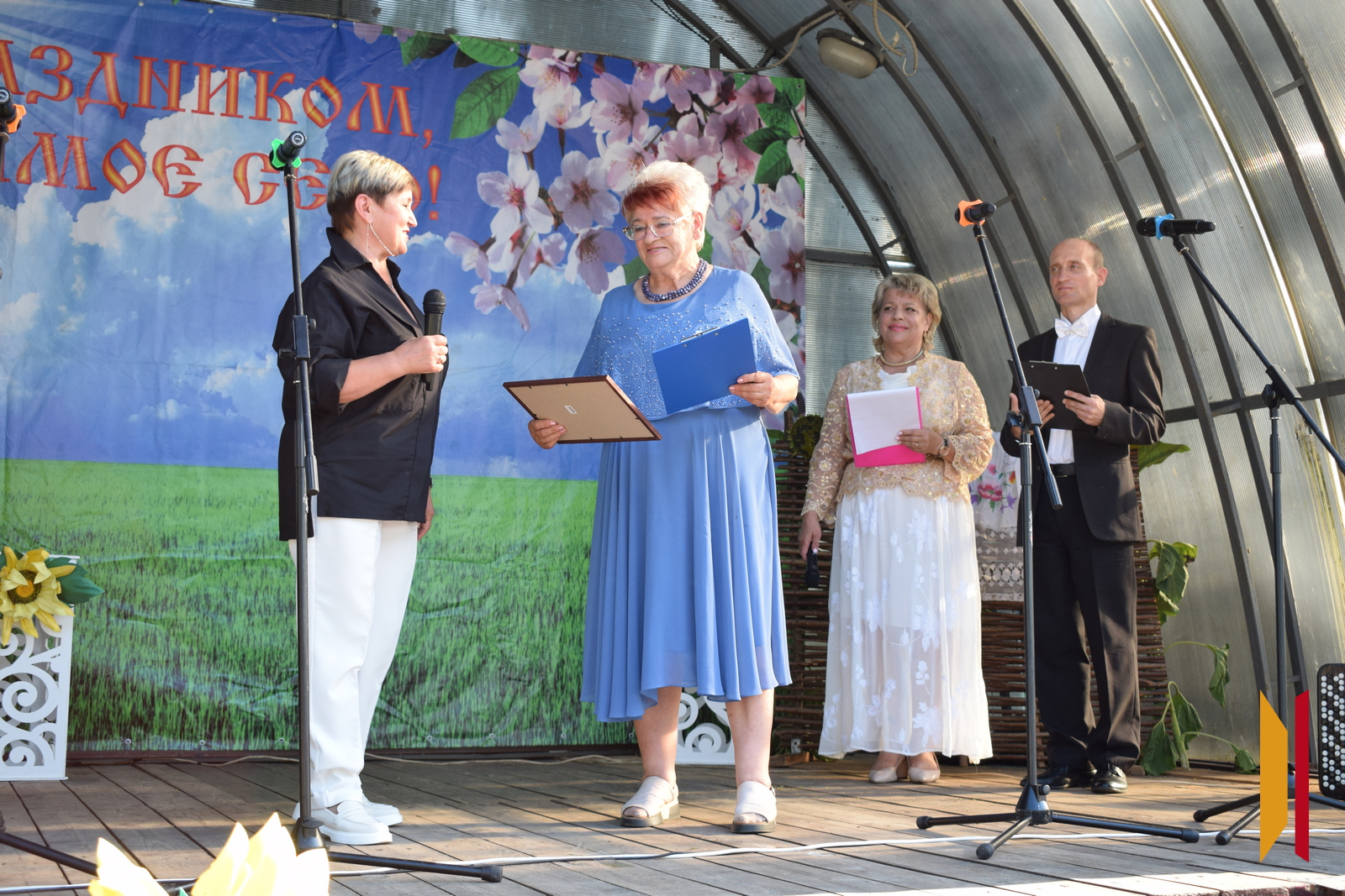 Замглавы района Лилия Ярмонова вручает награду за труд Татьяне Копытиной