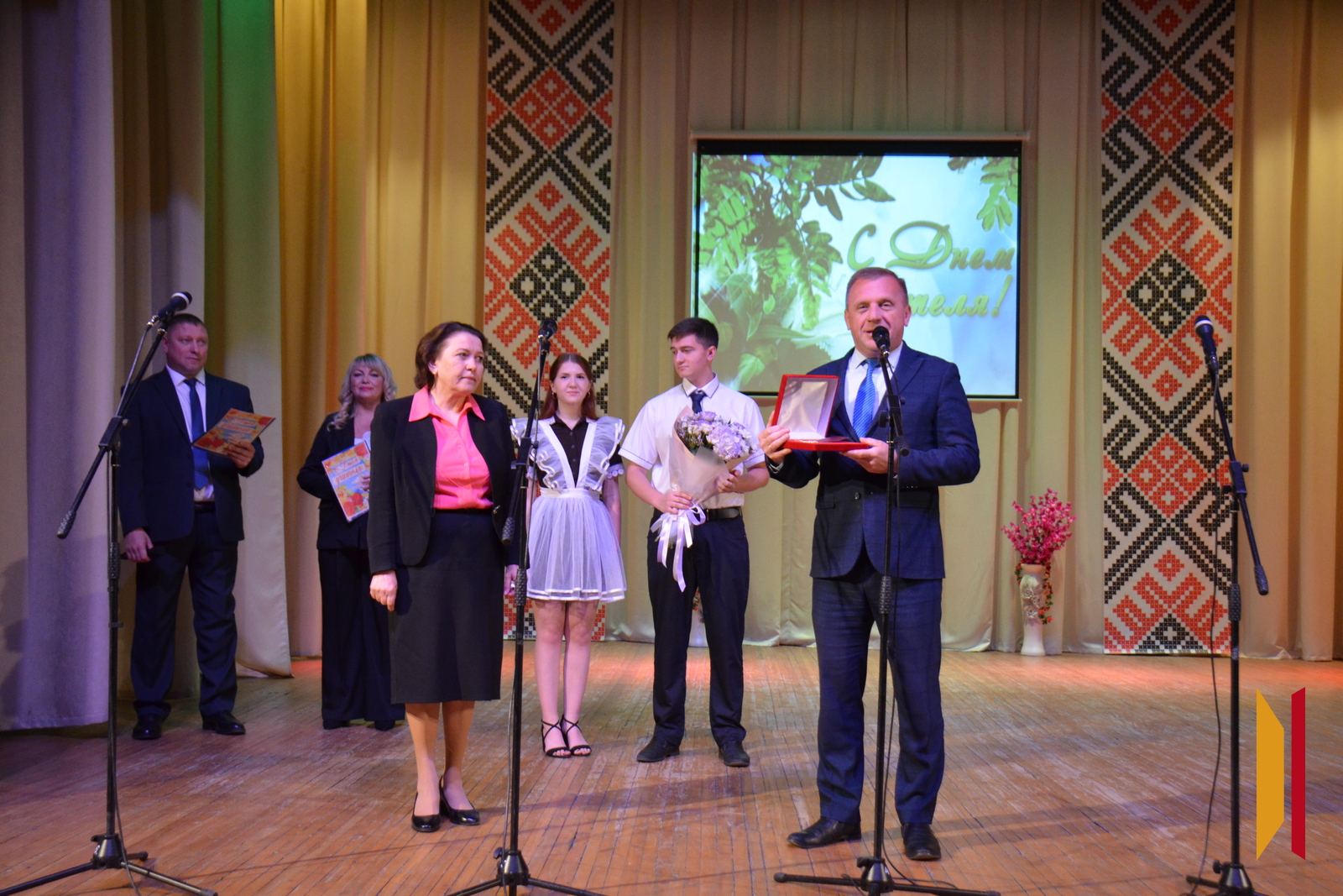 Глава Верхнемамонского района Олег Михайлусов вручает Валентине Колпоносовой Почетный знак правительства региона «Благодарность от земли Воронежской» на торжестве, посвященном Дню учителя в 2025 году Глава Верхнемамонского района Олег Михайлусов вручает Валентине Колпоносовой Почетный знак правительства региона «Благодарность от земли Воронежской» на торжестве, посвященном Дню учителя в 2025 году