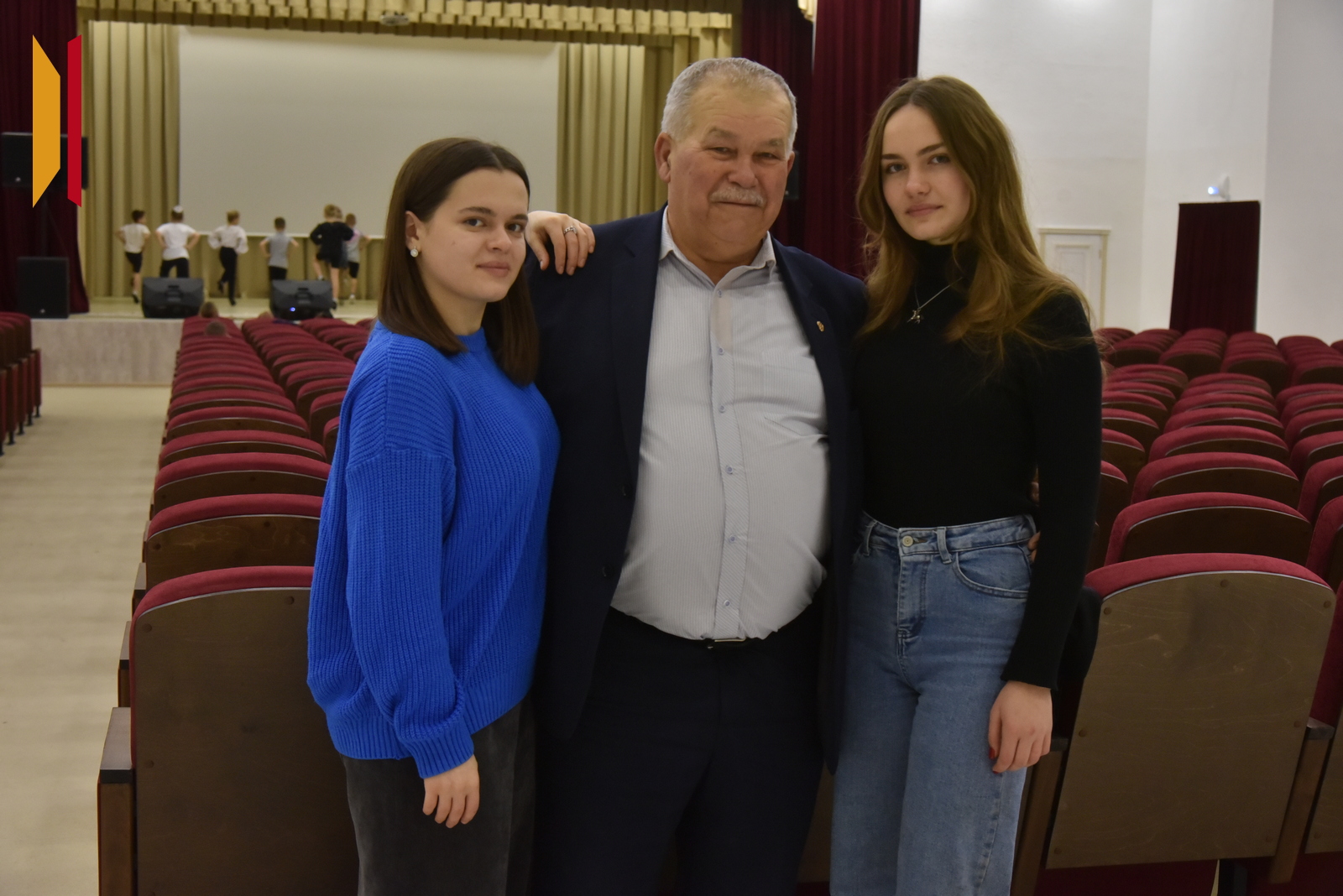 Владимир Покусаев с внучками