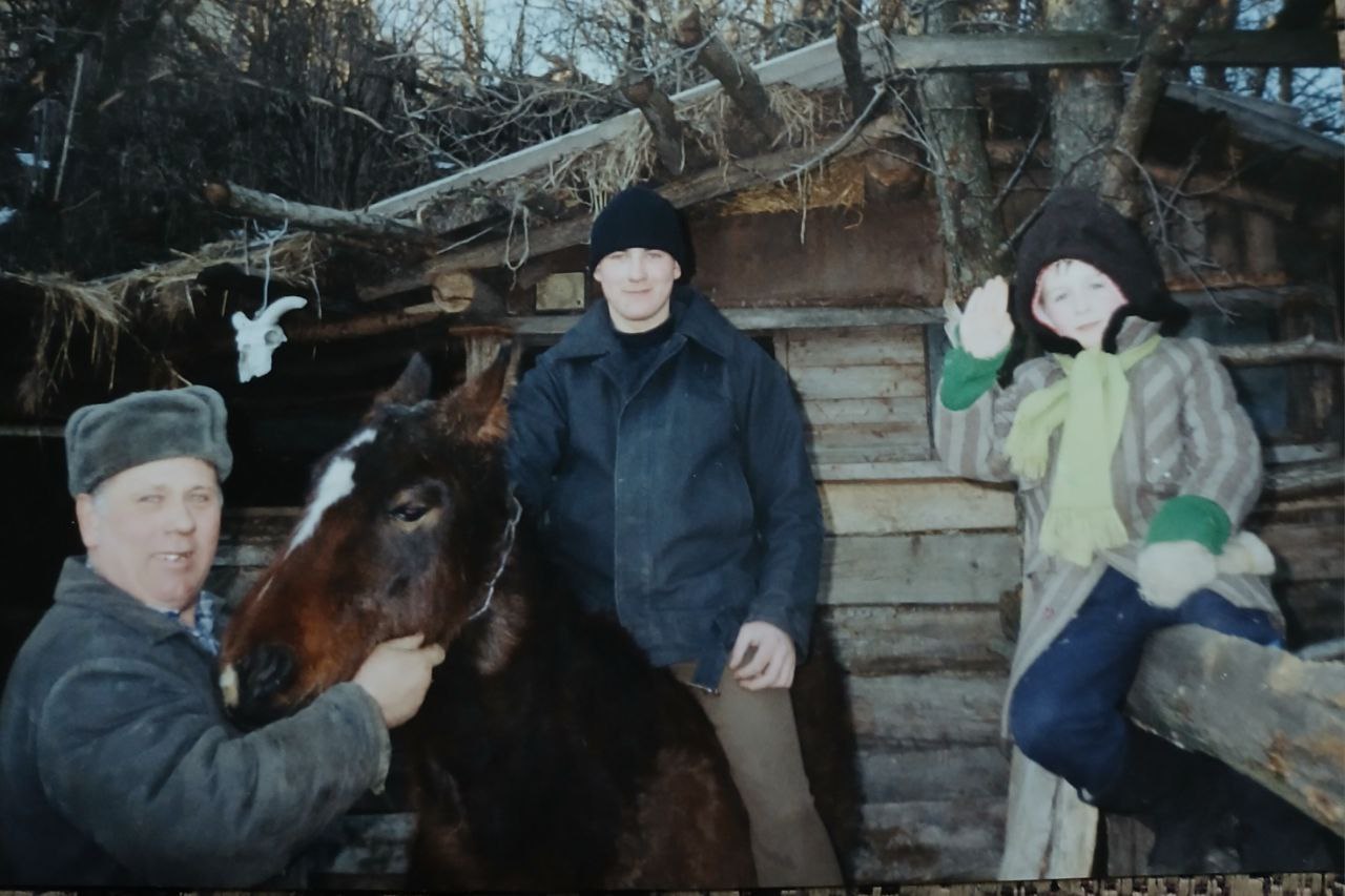 Игорь и Алексей помогали отцу возить сено на лошади