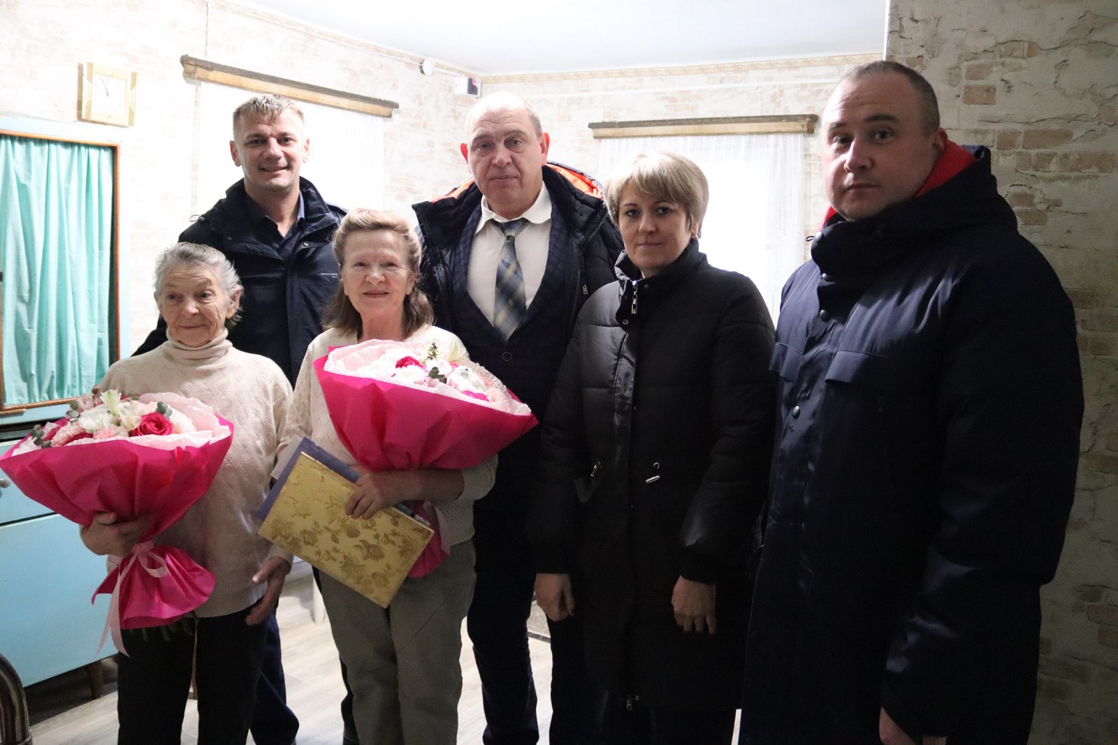 Гости вручили подарки дочерям ветерана