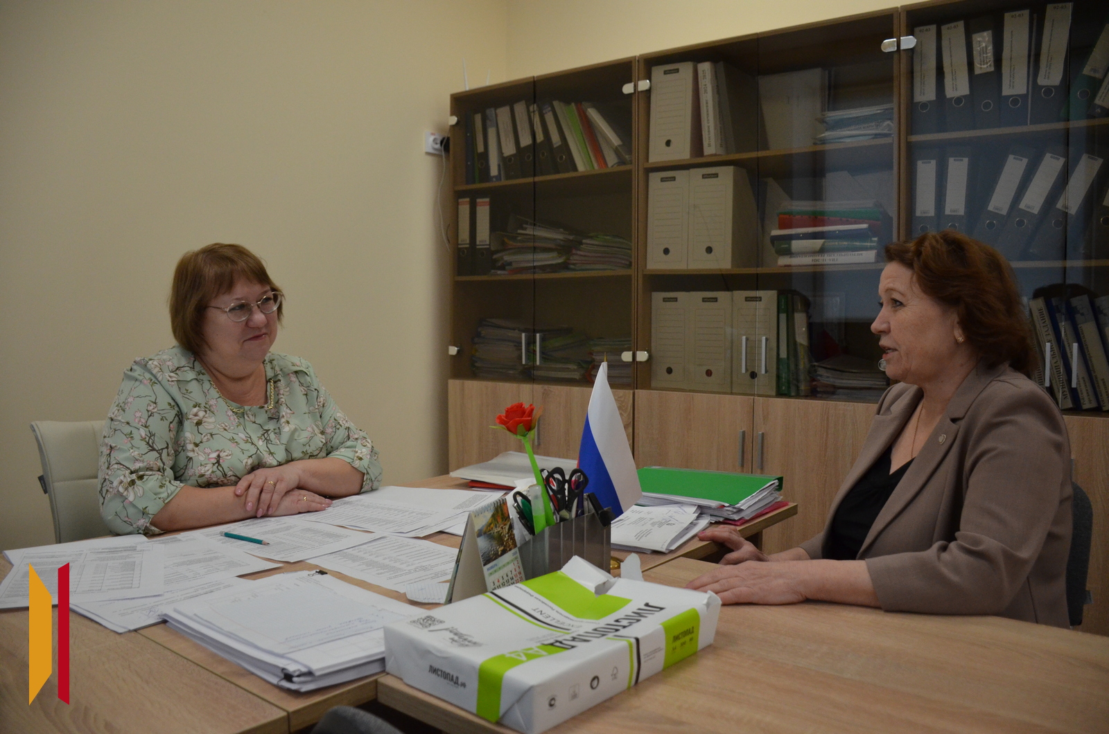 Руководитель отдела по образованию Валентина Колпоносова обсуждает перспективы развития агрокласса с завучем Верхнемамонского лицея Людмилой Капустиной Руководитель отдела по образованию Валентина Колпоносова обсуждает перспективы развития агрокласса с завучем Верхнемамонского лицея Людмилой Капустиной