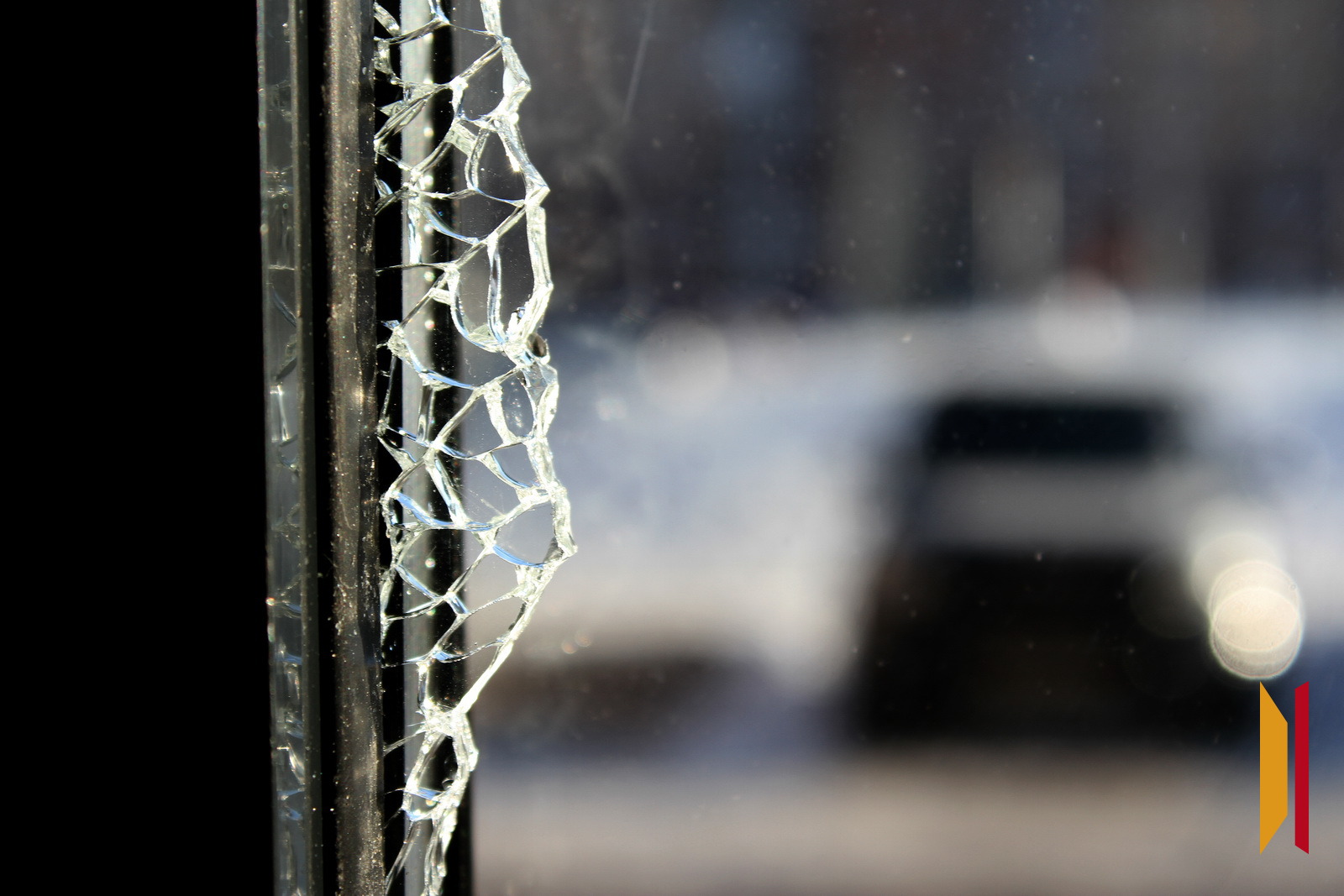 Разбитая подростками дверь в подъезде многоэтажки в Шилово