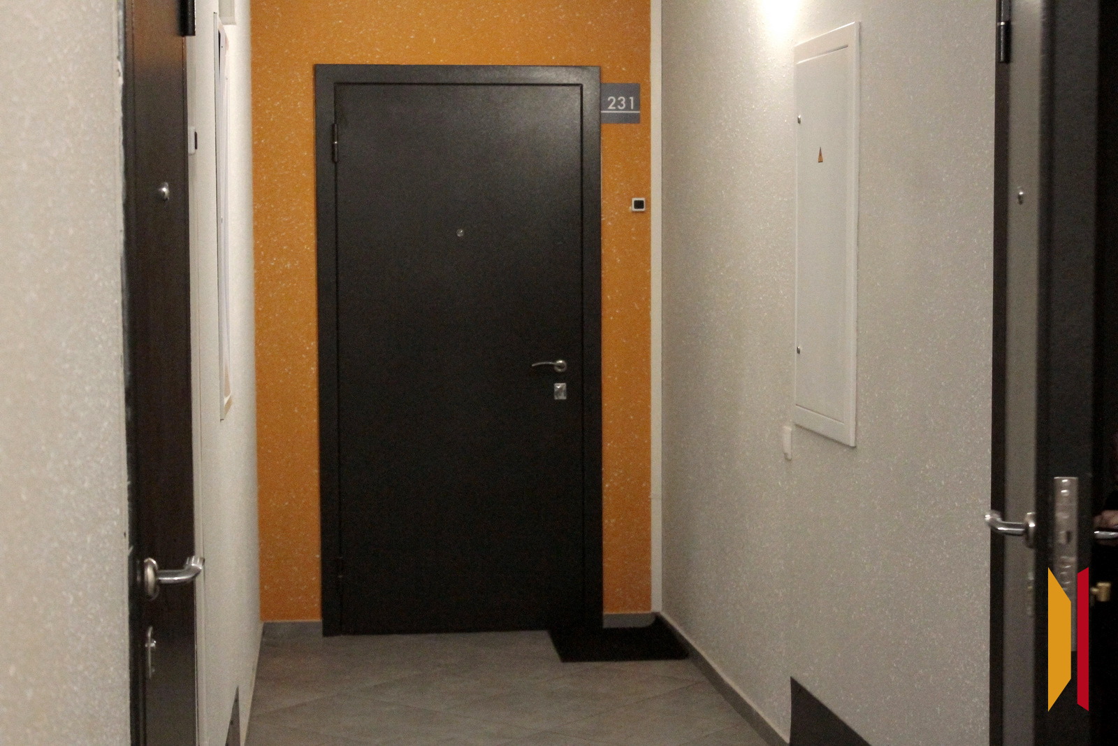 Дверь той самой злополучной квартиры, где произошла вечеринка подростков