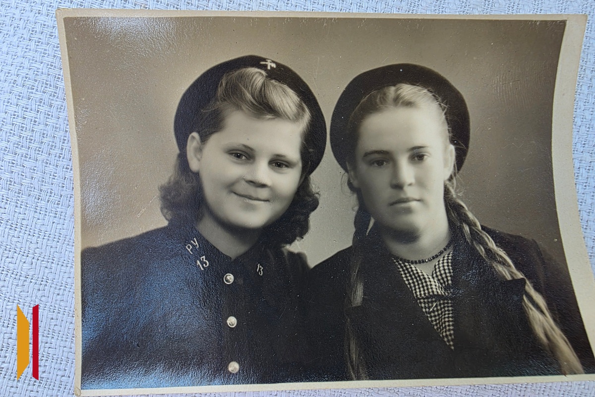 Елена (справа) с сестрой после войны
