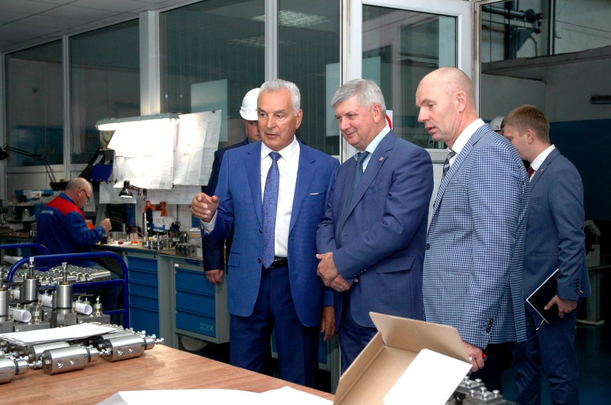 Кнг воронеж. Кнг воронеж. Фпк космос-нефть-газ воронеж. Космос-нефть-газ воронеж логотип. Космос нефть газ.