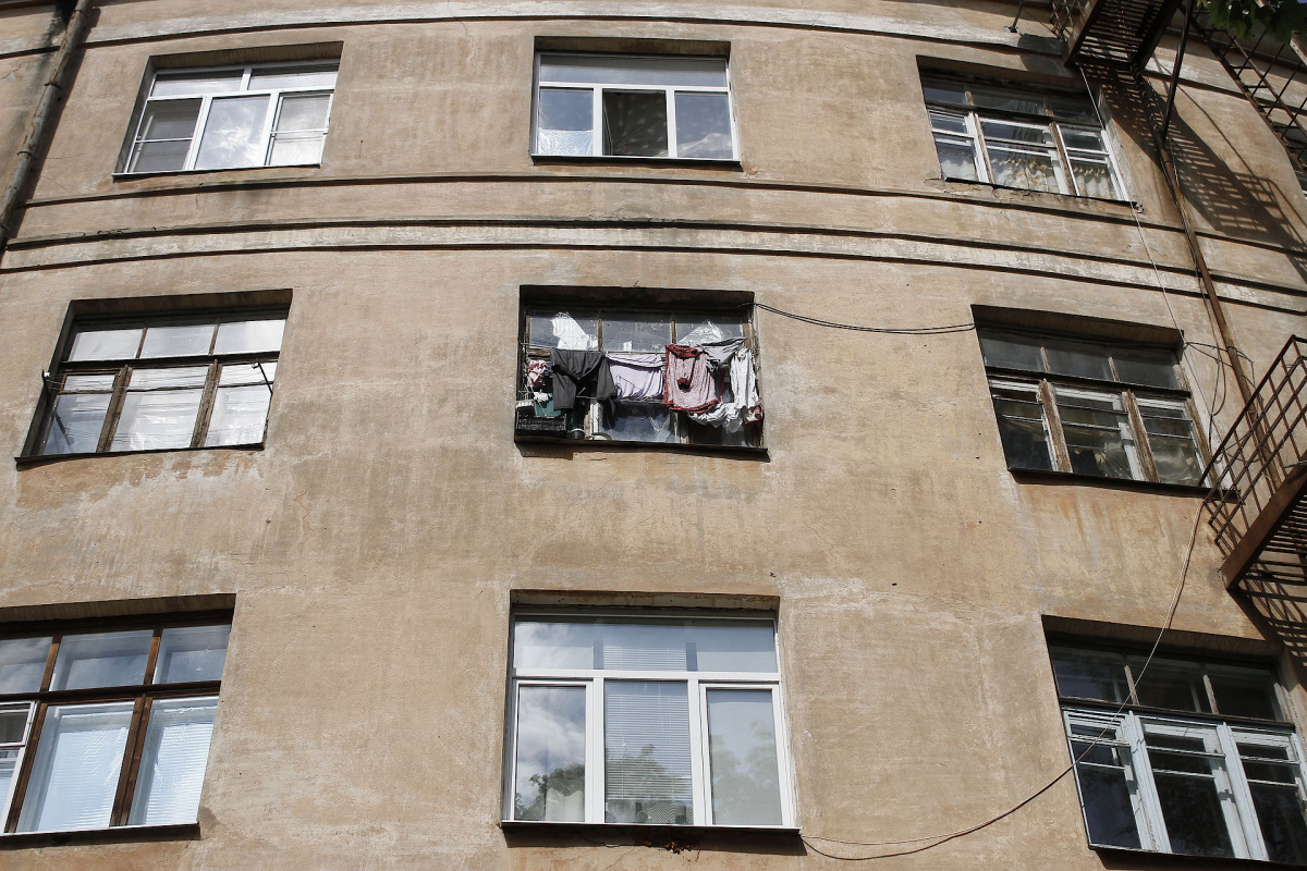 В Воронеже женщина вышла из окна 9-этажки, спасаясь от жены любовника