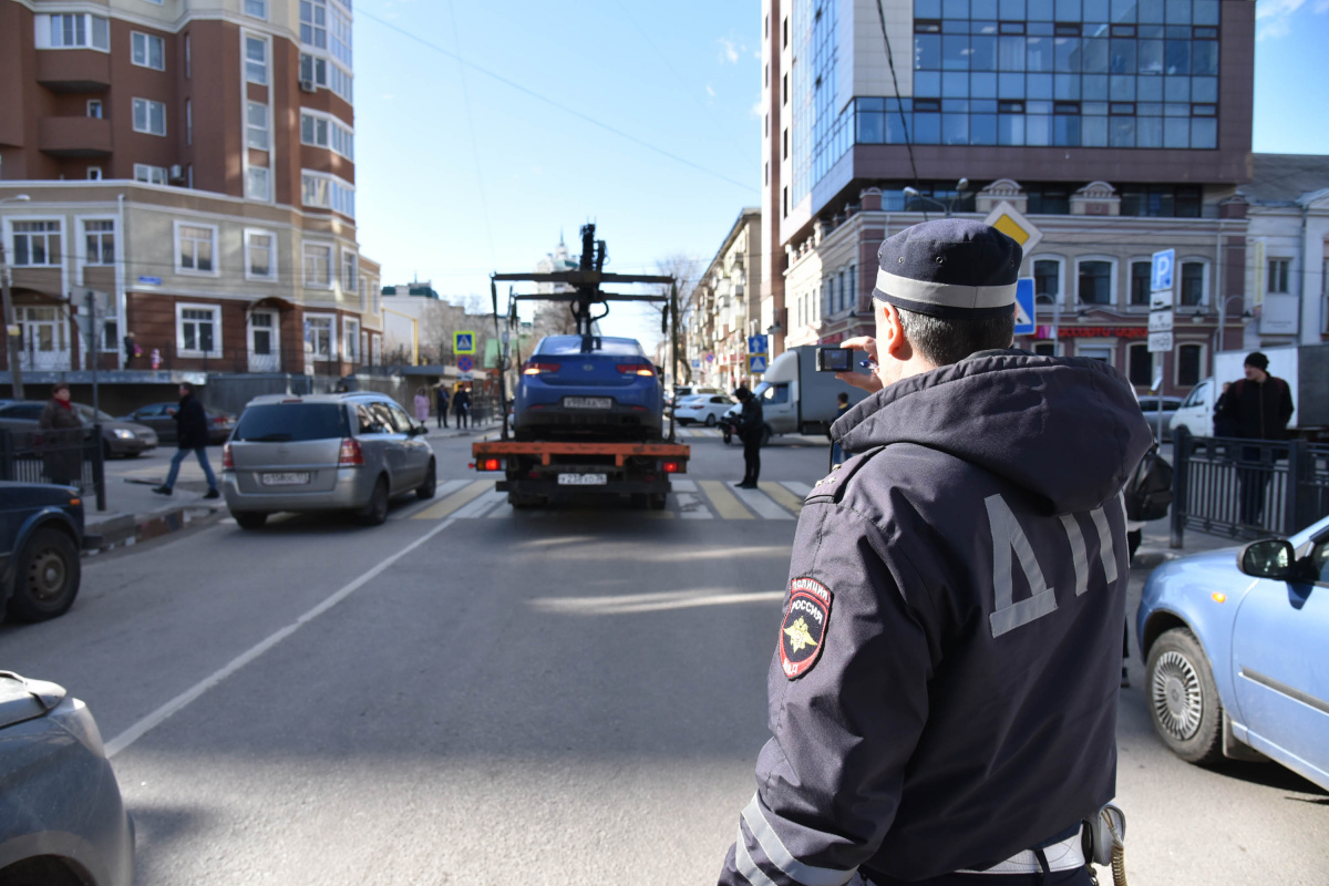 «Бросают машину, блокируя движение». В Воронеже ГИБДД увезла автомобили  нарушителей