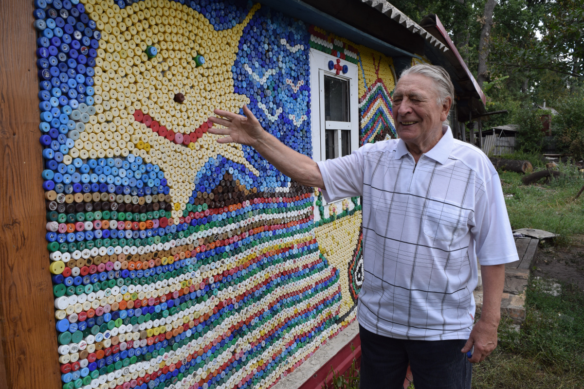 Дешево и красиво. Воронежский проектировщик в 85 лет создает мозаичные  панно из пробок