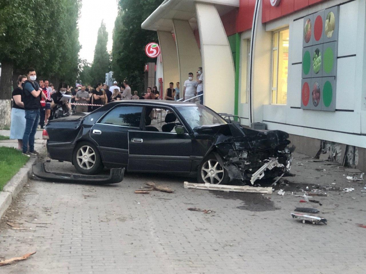 Toyota врезалась в пешеходов на Ленинском проспекте в Воронеже