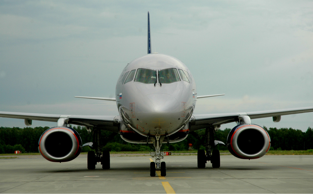 Какие самолеты производят в воронеже. Аэропорт воронеж. Перелет воронеж минск. Самолёты со сквозным. Самолет воронеж.